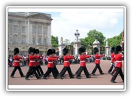 Buckingham_palace_soldiers